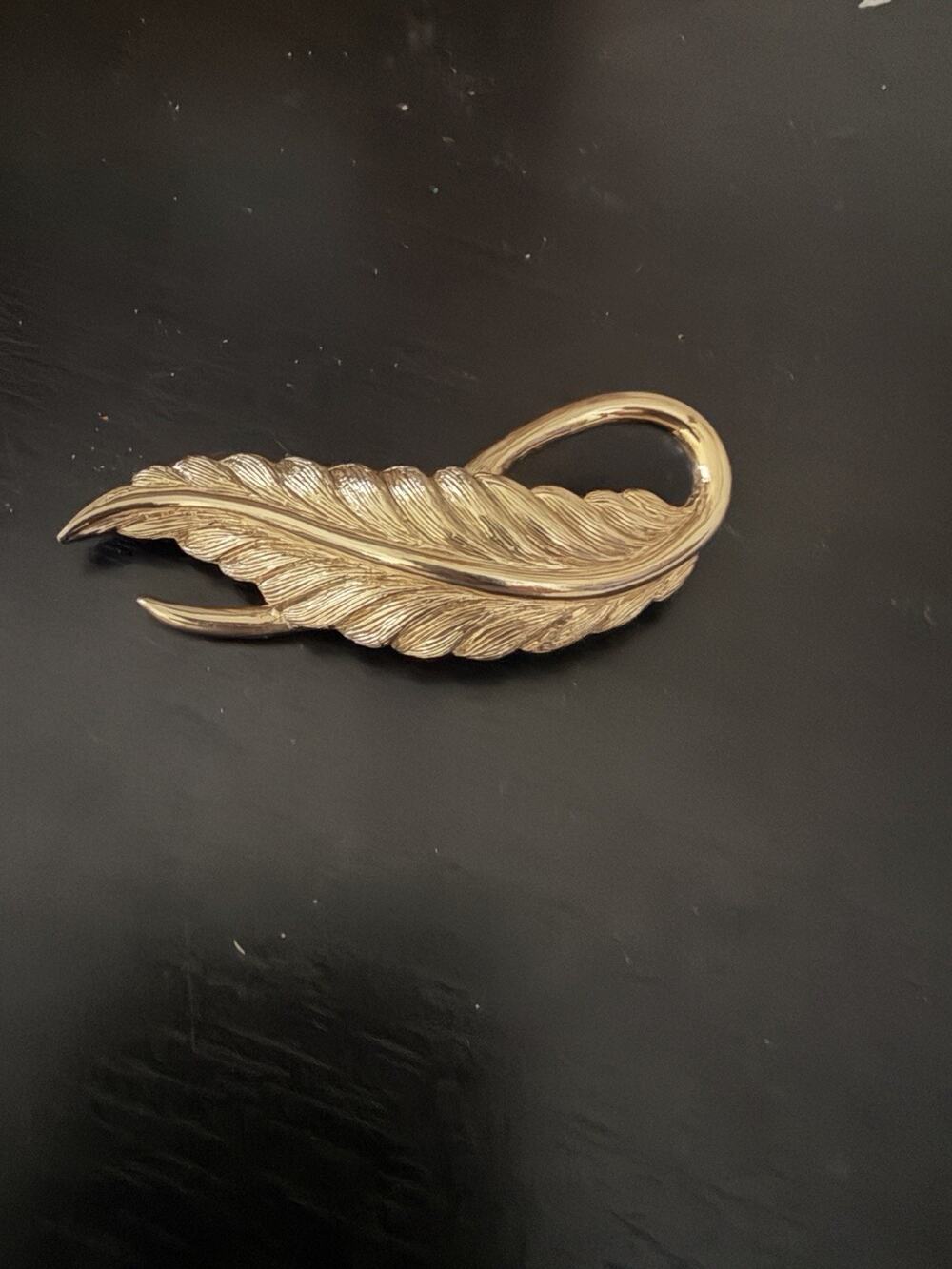 VINTAGE MONET GOLD TONE TEXTURED FEATHER BROOCH